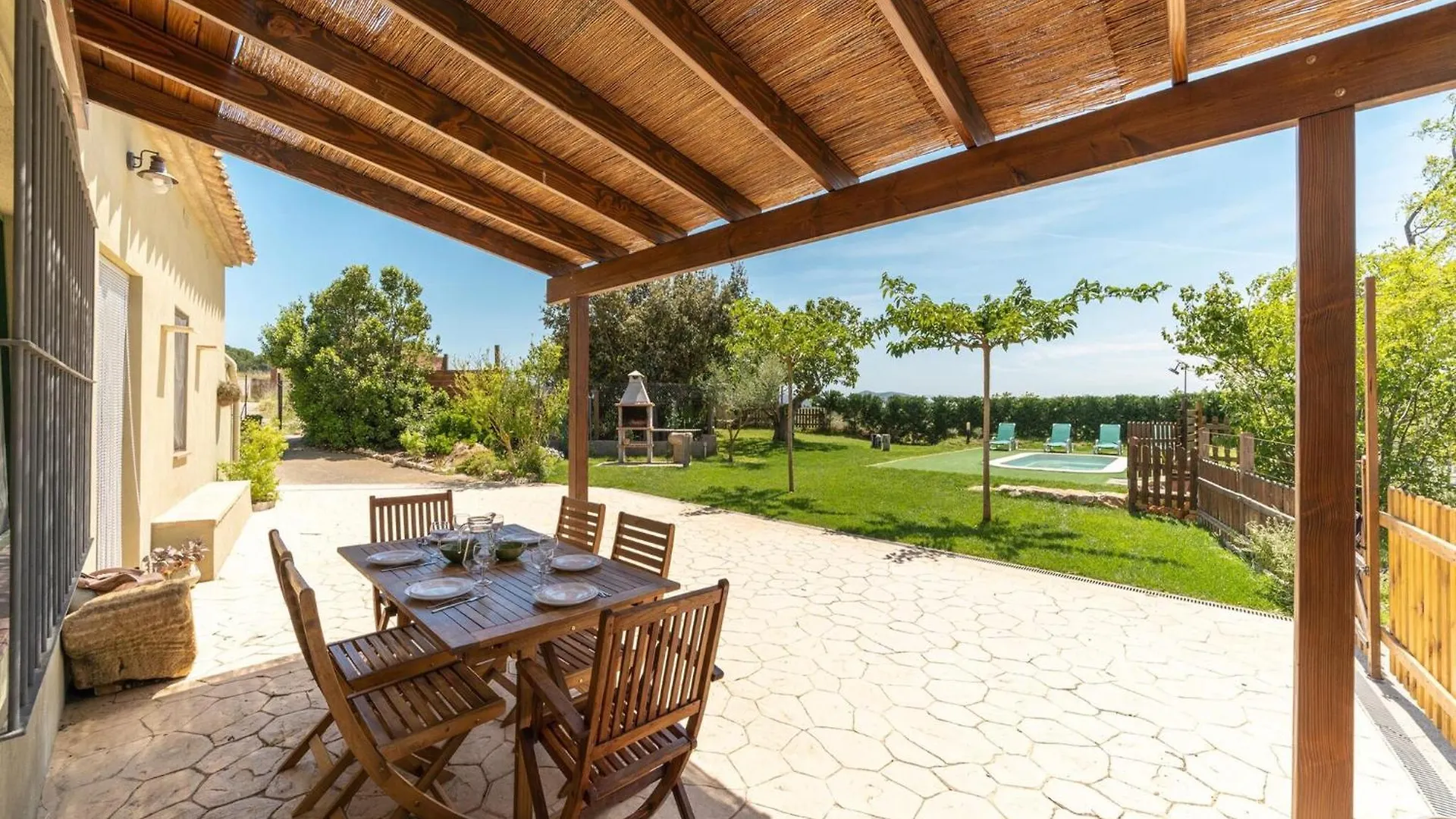 Rustic Style Villa Near Pyrenees Beach Ля Эскала